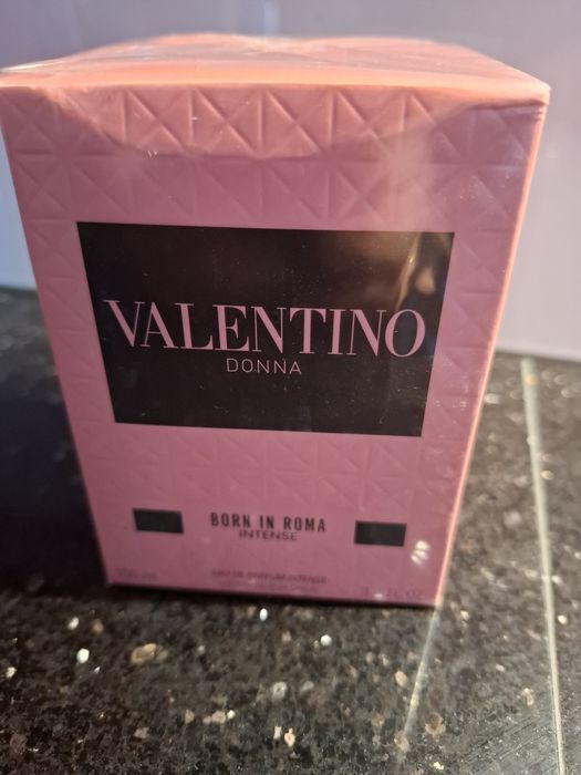 Valentino Donna born in Roma intense women