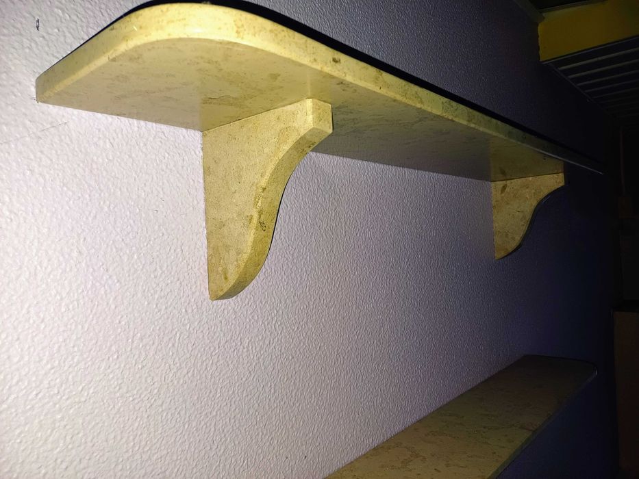 Prateleira / Estante de parede em pedra com suportes