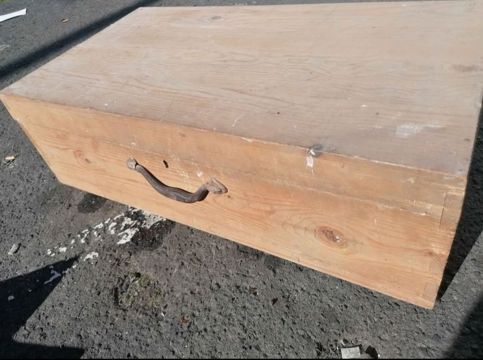 Mala de ferramentas em madeira maciça, pesada e robusta

Com boa