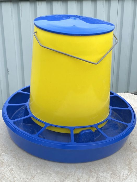 Годівнички та поїлки для птахів