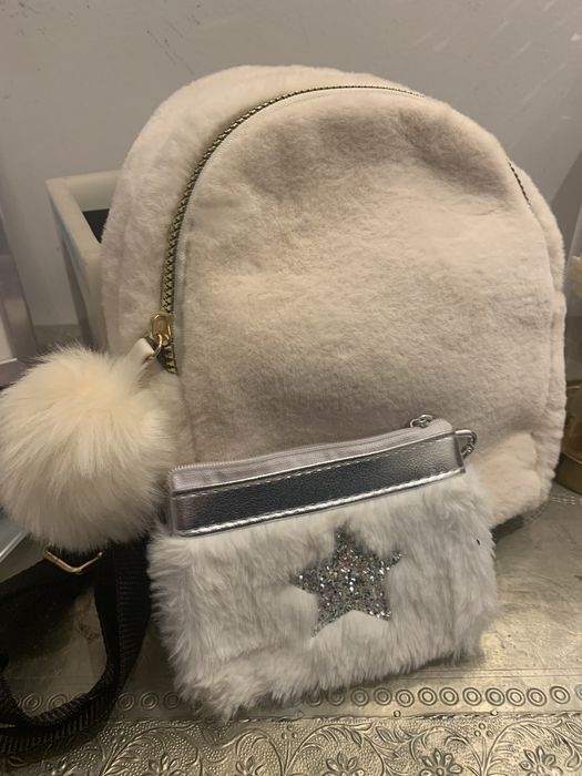 Mochila pequena de pelo branco c/ bolsinha