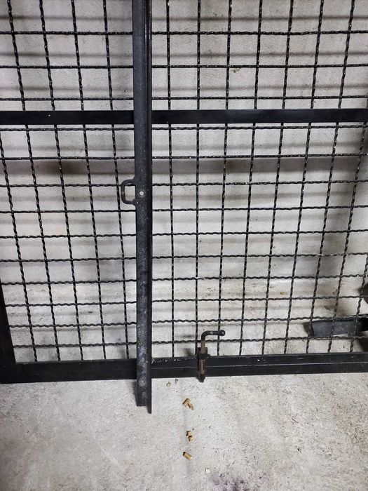 Porta em grade de ferro