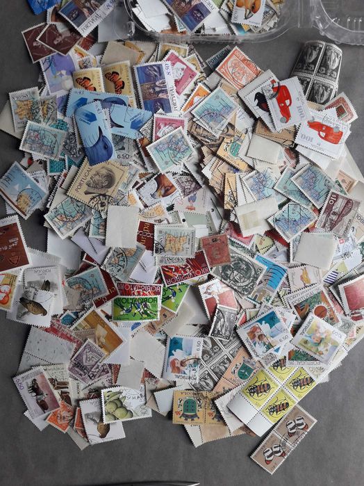 Caixa de mais de 2000 selos Portugal e Colónias