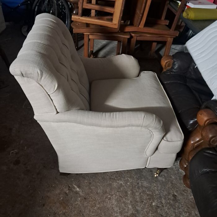 Fotel pikowany z podnóżkiem