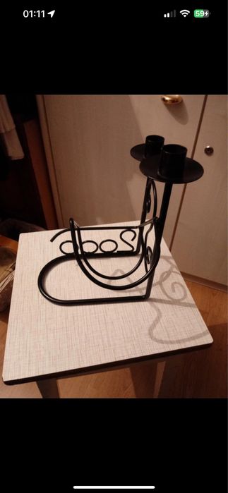 Swiecznik  i butelke wina