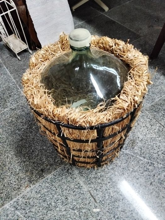Garrafões de 60 litros empalhados 120_candeeiro de ferro antigo 80€