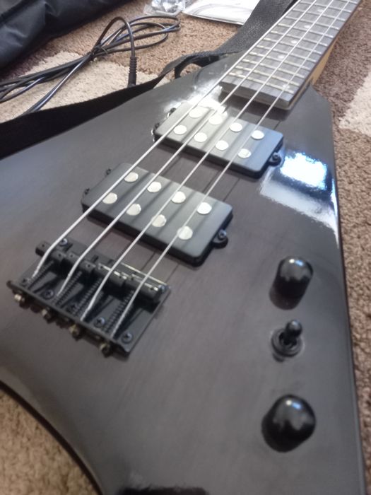 baixo elétrico + amplificador + conjunto de cordas + case