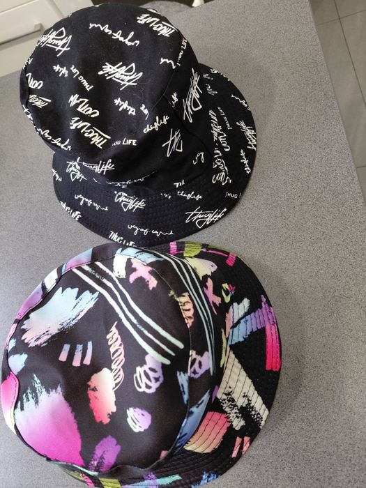 Dwa kapelusze typu bucket