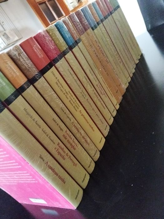 Coleção "Rainhas de Portugal" em 18 volumes (ed. Círculo de Leitores),