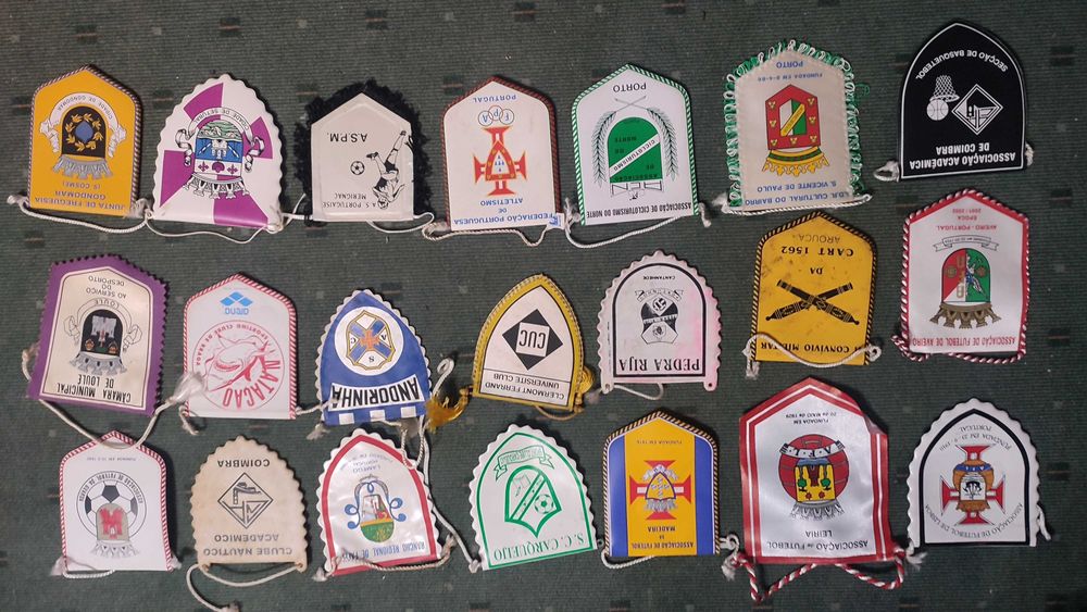 Lote 42 Galhardetes de Clubes Desportivos e Associações