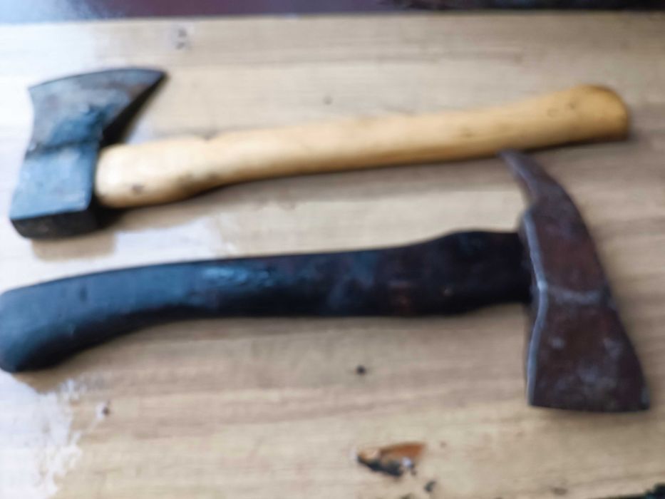 Топор Сокира з дерев'яною ручкою