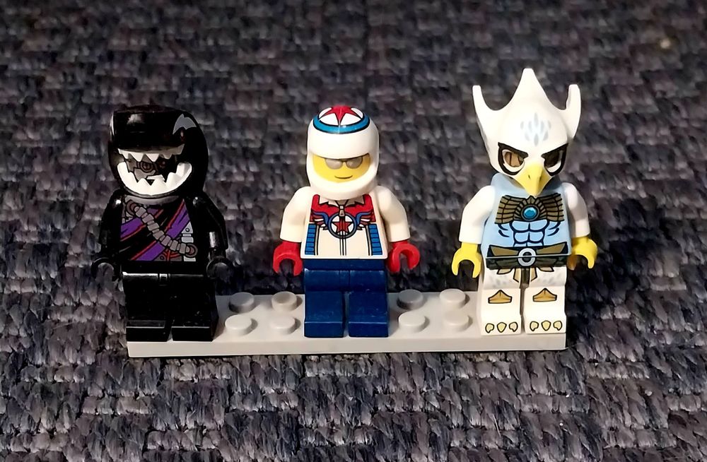 Várias figuras lego