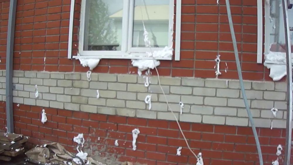 Утеплення Піноізолом Задувка пустот піною стіни-горища