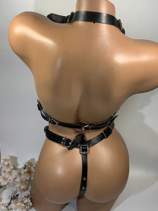 Комплект белья из кожанных ремешков и металлических цепочек, партупея