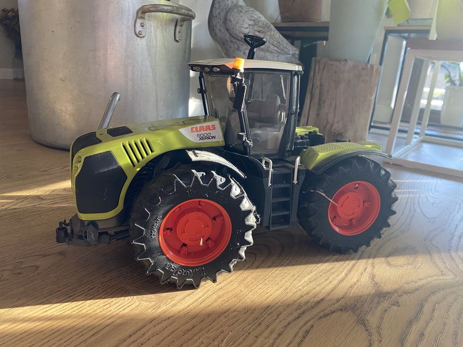 Ciagnik claas xerion bruder
