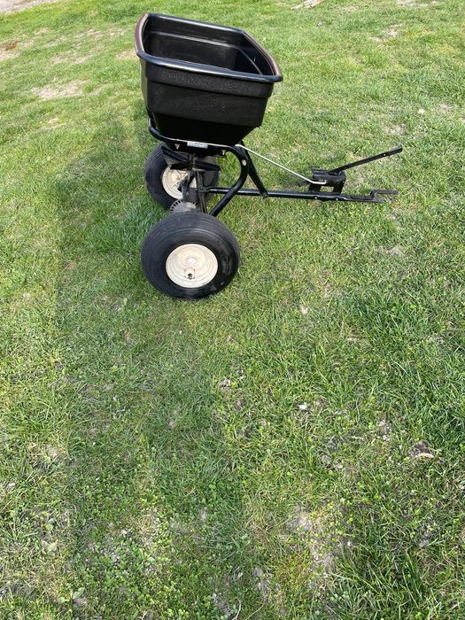 Rozsiewacz do nawozu, trawy, nasion - traktorek-kosiarka  (siewnik)