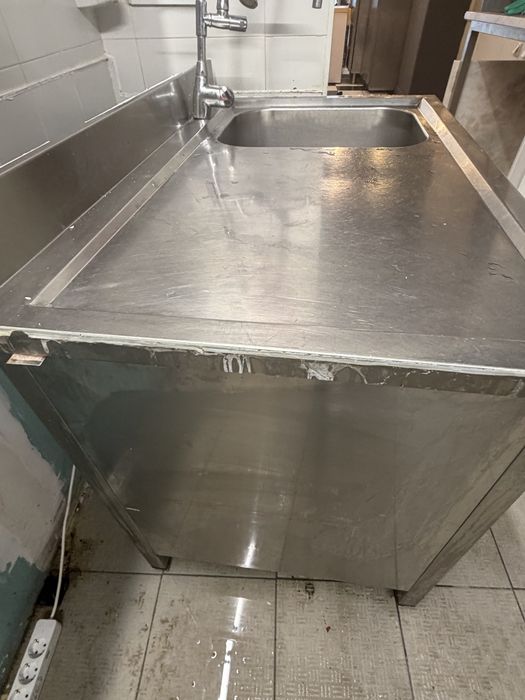 Bancada inox com cuba de lavagem e torneira