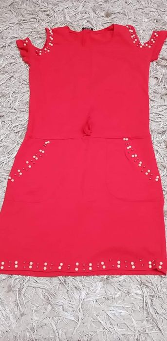Sukienka z ozdobami
