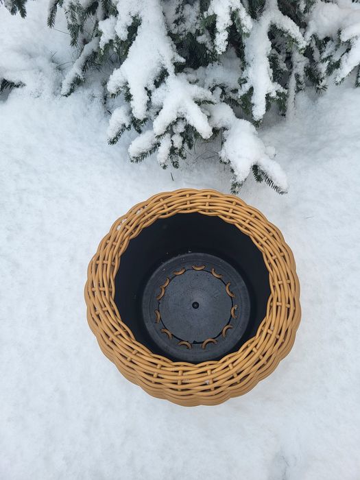 Кашпо зі штучного ротангу