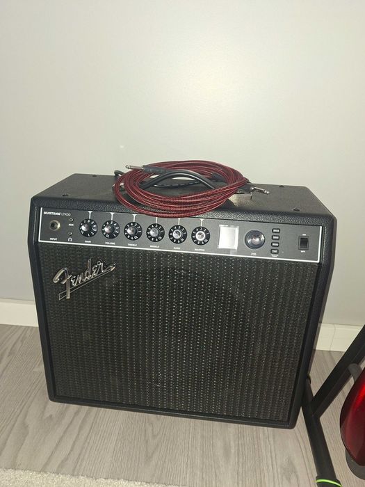 Guitarra elétrica Fender Stratocaster mais amplificador Fender Mustang LTX 50