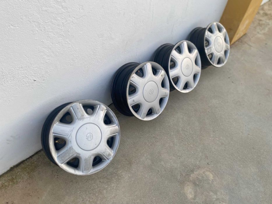Jantes de aço com tampões Toyota Corolla