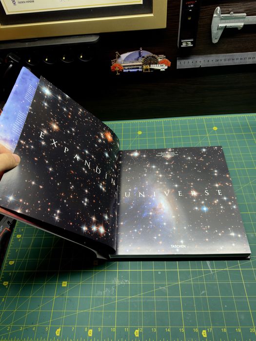 Книга Expanding Universe. The Hubble Space Telescope — космос, який можна побачити