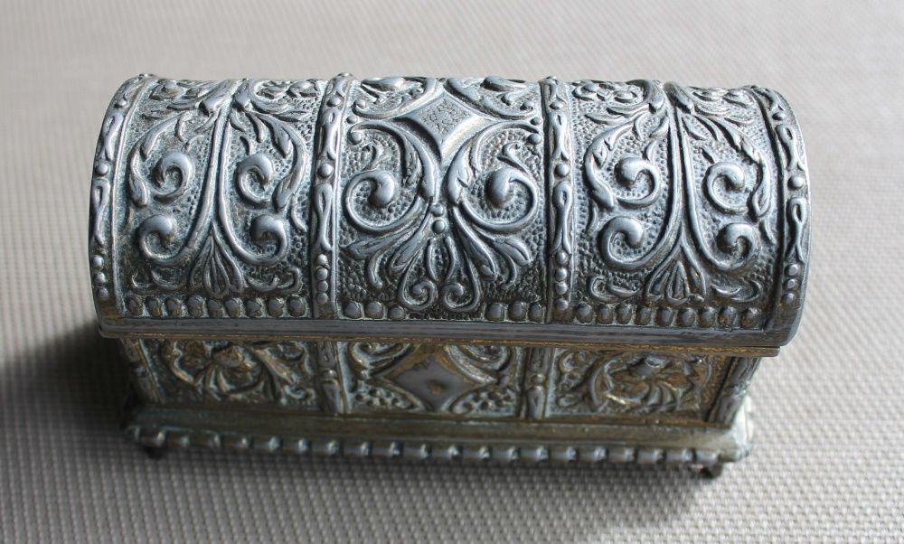 Antiga caixa porta-jóias prateado em antimônio