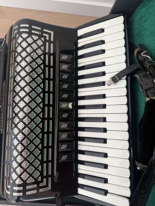 Serenellini 96 baixos / 37 teclas
