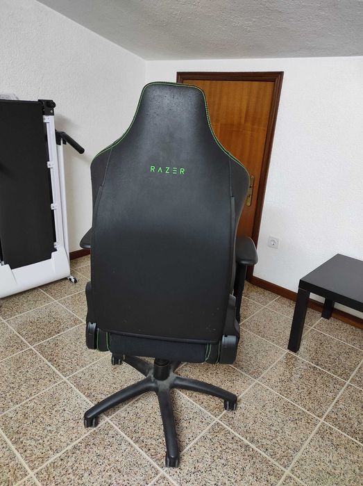 Cadeira de game preta com detalhes verdes