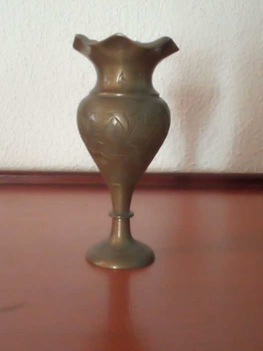 Mini jarra em latão, gravada com motivos florais, usada