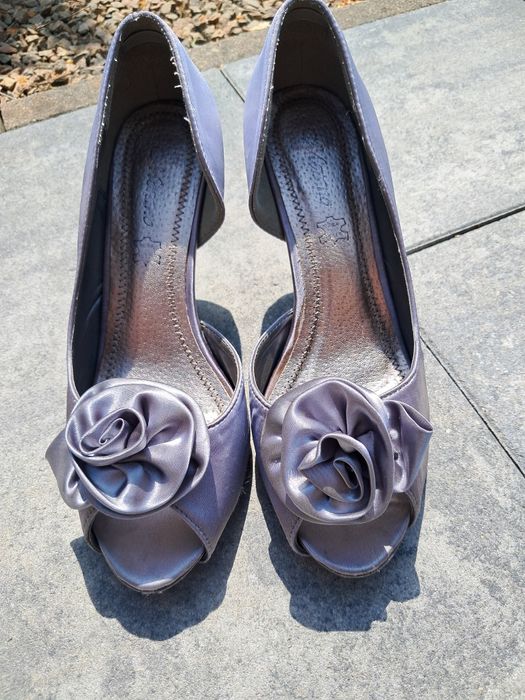 Satynowe buty na obcasie, Morano
