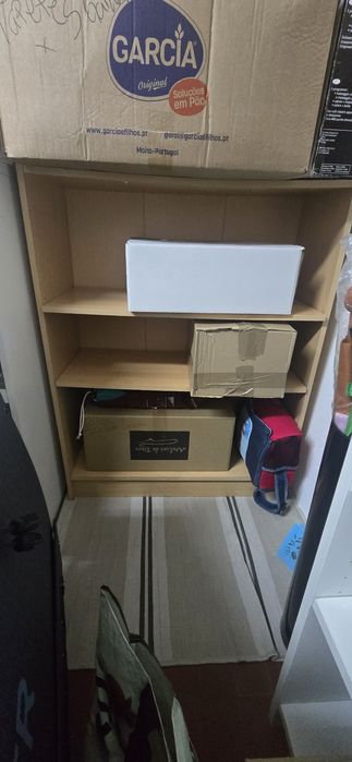 2 móveis do ikea com prateleiras