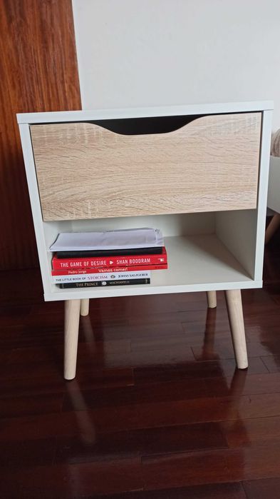 Cama de casal, com estrado e colchão + mesa de cabeceira