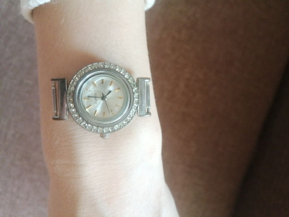 Часы часики кварцевые наручные со стразами