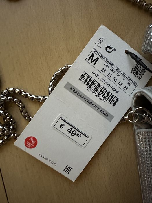 Mini mala prateada, cravejada em brilhantes da mesma cor