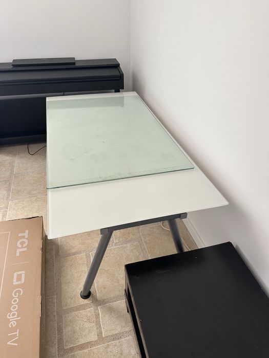 Mesa com tampo de vidro
