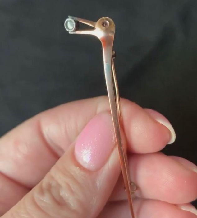 Broche de diamante e rubi art déco em ouro antigo.