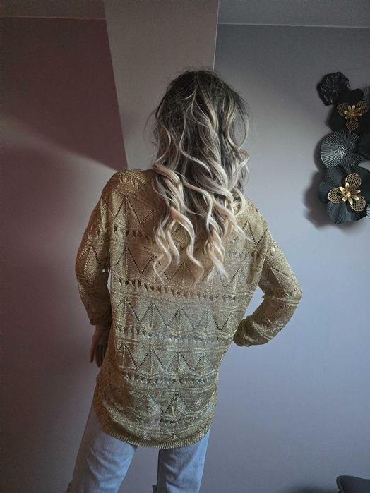Sweter z złota nitką
