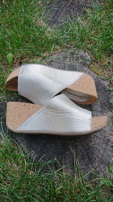 Wojas srebrne skórzane klapki koturny na korku sandałki Venezia.