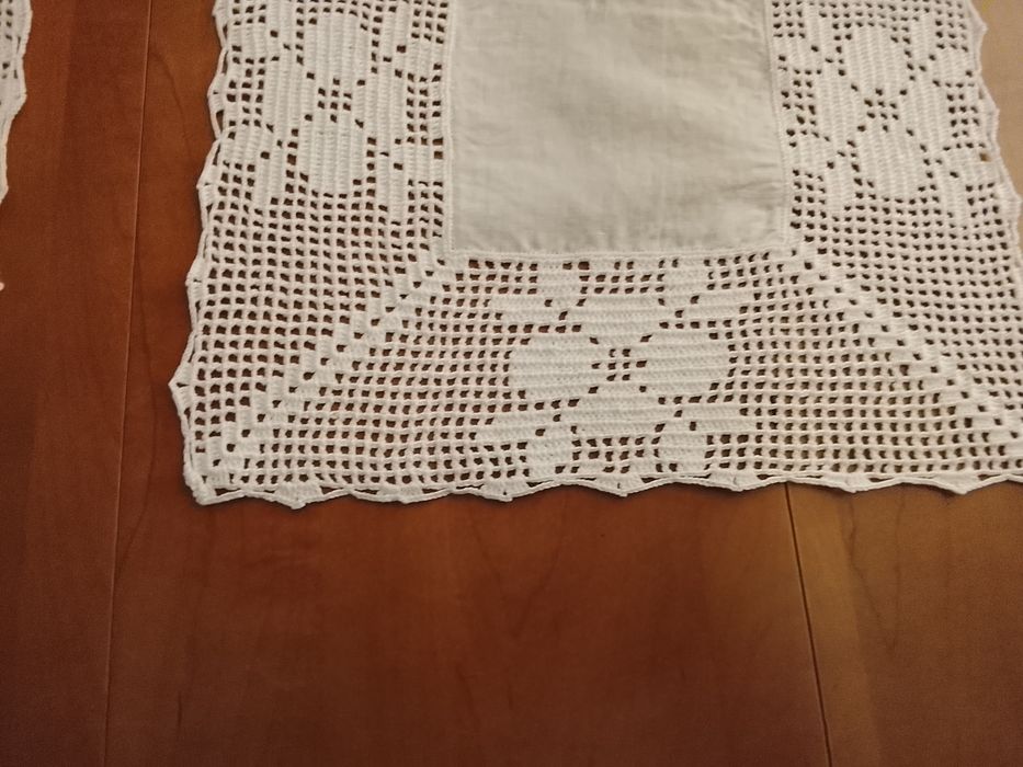 Conjunto de três naperons em crochê feitos á mão