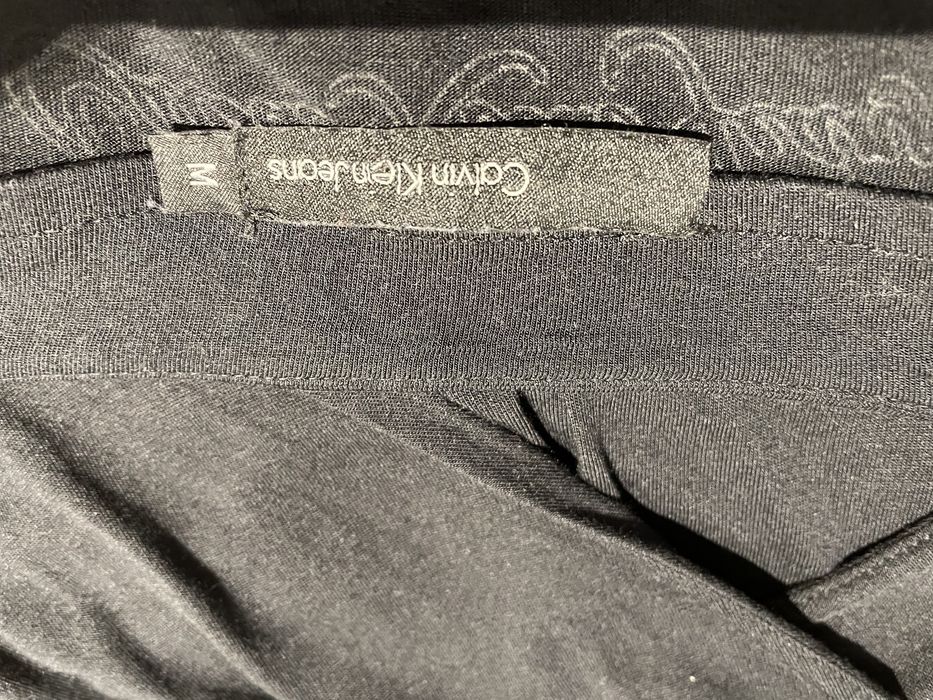 Czarna taliowana sukienka Calvin Klein Jeans