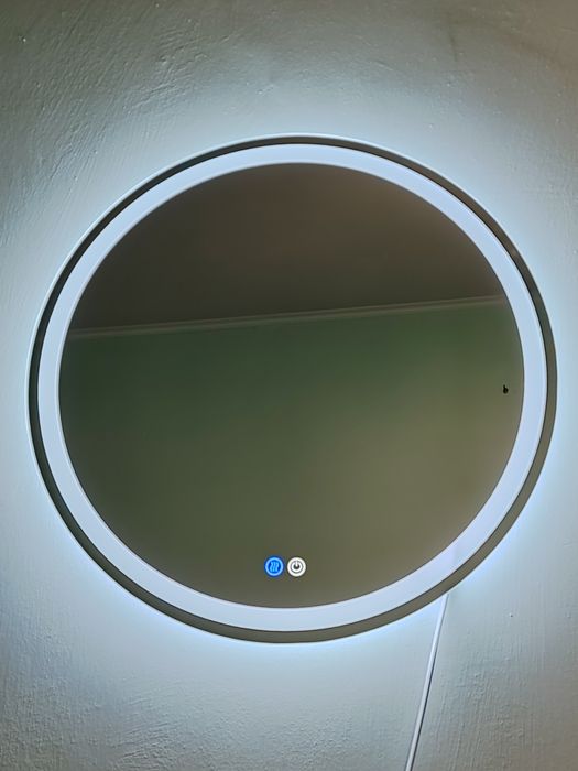 Дзеркало з ледь підсвіткою в ванну або спальну кімнату