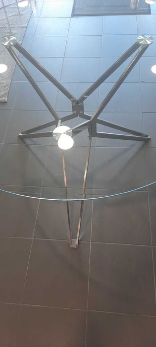 Round Glass and Stainless Steel Table64284157278977124