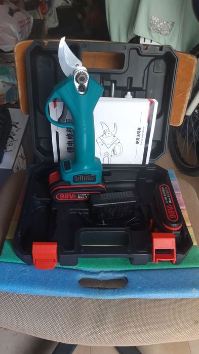 Tesoura de poda a bataria