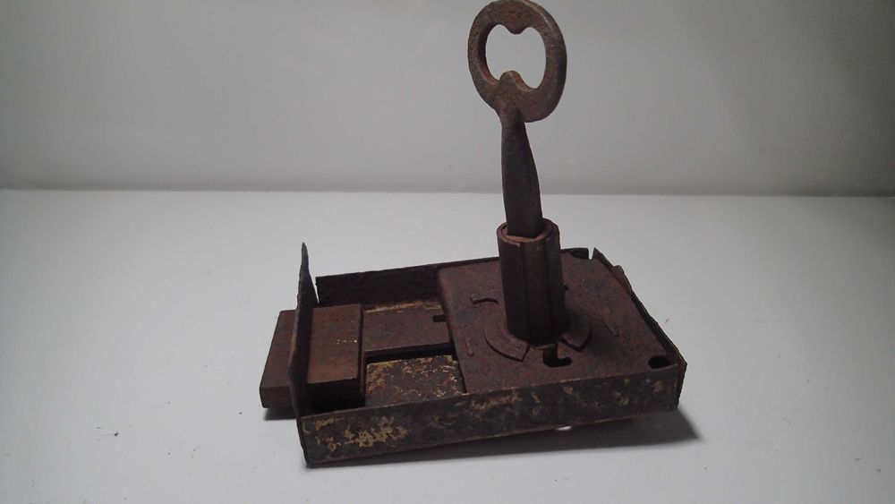 Fechadura antiga em ferro com chave