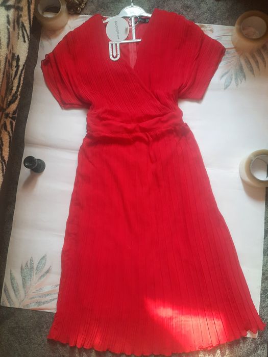 Красивейшее красное платье плиссировка.42-44.