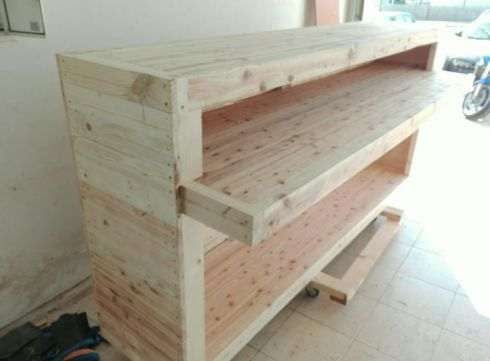 Balcão em madeira crua,muito robusto e rustica.