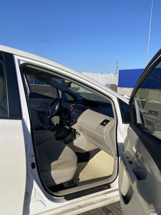 Продаж авто Toyota Prius V