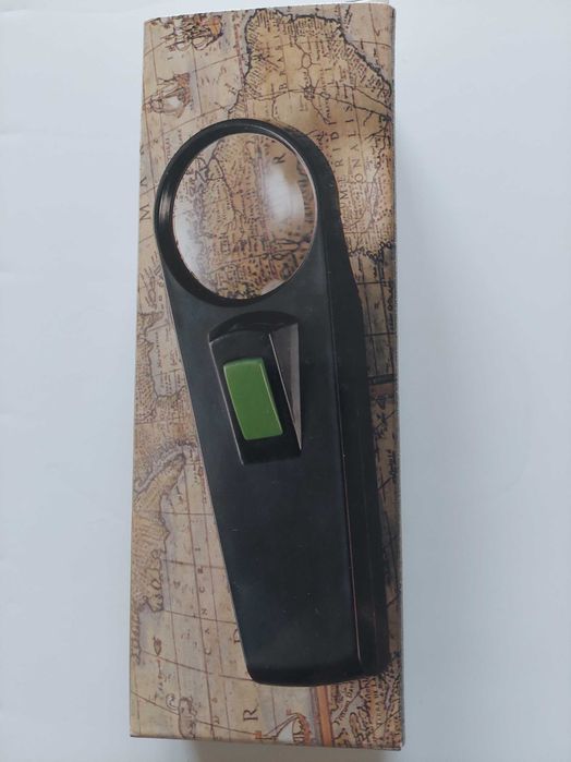 Lupa de mão com luz