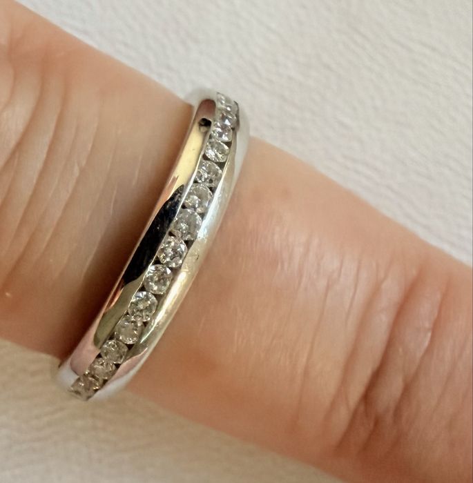 Aliança em ouro branco 19,2k com brilhantes cravados.